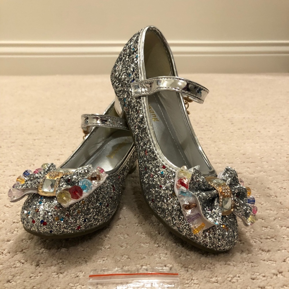 SOLD - *Brand New* Girls dress shoe size UK 34 / US 2.5-3